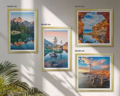 Tavelvägg med bergsjöar reflektion av stenar ovanför soffan