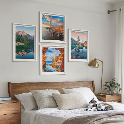 Tavelvägg ovanför soffa Bergsjöar reflektion av stenar