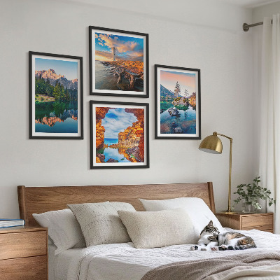 Tavelvägg ovanför soffa Bergsjöar reflektion av stenar