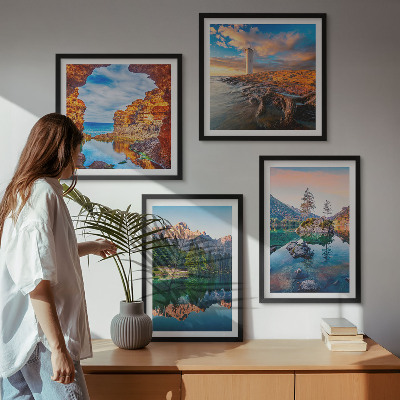Tavelvägg ovanför soffa Bergsjöar reflektion av stenar