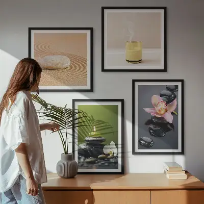 Tavelvägg ovanför soffa med motiv av avslappnande zenstenar