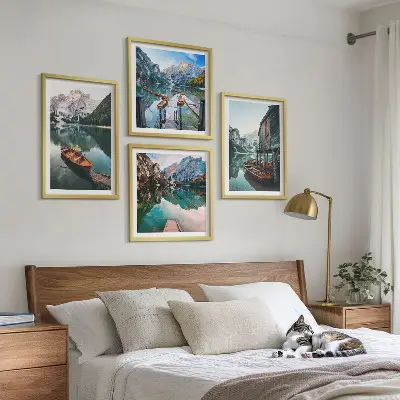 Tavelset med motiv av sjö, berg, båtar och stuga set om 4 tavlor