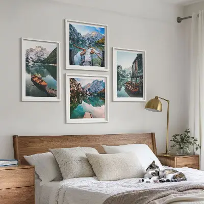 Tavelset med motiv av sjö, berg, båtar och stuga set om 4 tavlor