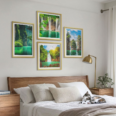 Tavelvägg ovanför soffa Gröna landskap vattenfall