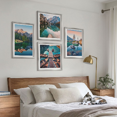 Tavelvägg ovanför soffa Bergsjöar reflektionsskog