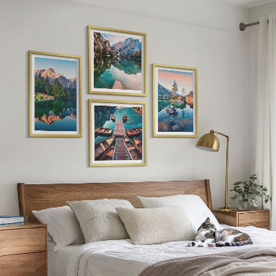 Tavelvägg ovanför soffa Bergsjöar reflektionsskog