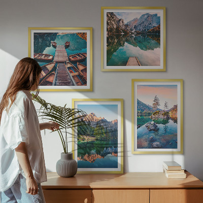Tavelvägg ovanför soffa Bergsjöar reflektionsskog