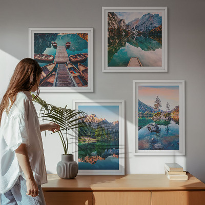 Tavelvägg ovanför soffa Bergsjöar reflektionsskog