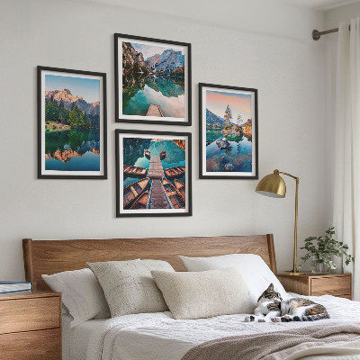 Tavelvägg ovanför soffa Bergsjöar reflektionsskog