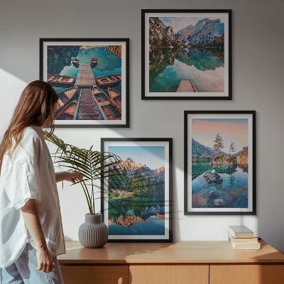 Tavelvägg ovanför soffa Bergsjöar reflektionsskog