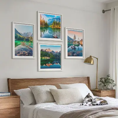 Tavelvägg med 4 tavlor med motiv av bergsjöar och naturlandskap