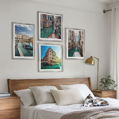 Tavelvägg ovanför soffa Venedigs kanalers arkitektur