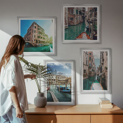 Tavelvägg ovanför soffa Venedigs kanalers arkitektur