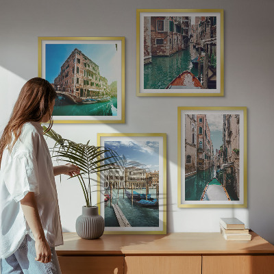 Tavelvägg ovanför soffa Venedigs kanalers arkitektur