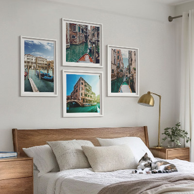 Tavelvägg ovanför soffa Venedigs kanalers arkitektur