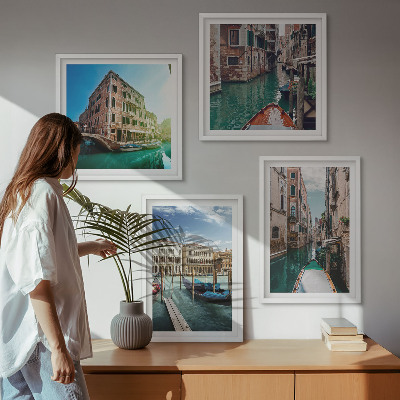 Tavelvägg ovanför soffa Venedigs kanalers arkitektur