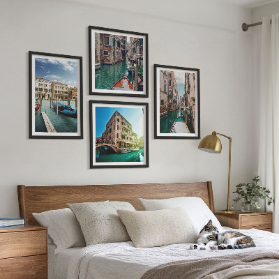 Tavelvägg ovanför soffa Venedigs kanalers arkitektur