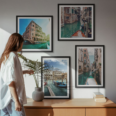 Tavelvägg ovanför soffa Venedigs kanalers arkitektur