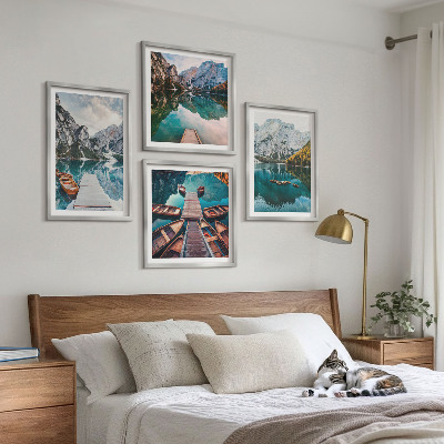 Tavelvägg ovanför soffa Sjö, broar, berg