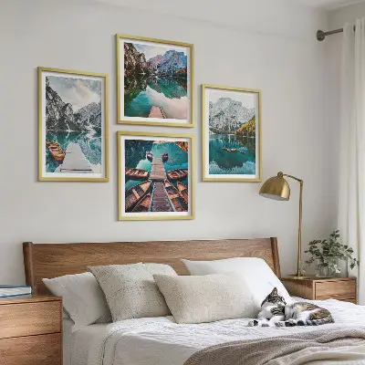 Tavelvägg med motiv av sjö, broar och berg
