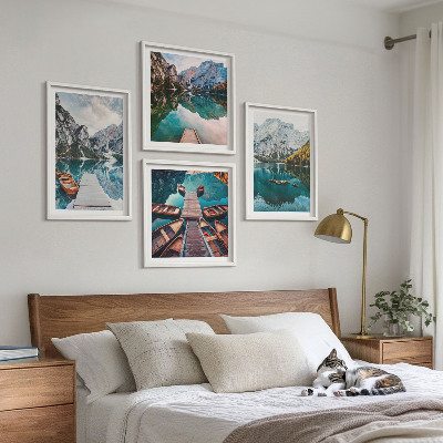 Tavelvägg ovanför soffa Sjö, broar, berg