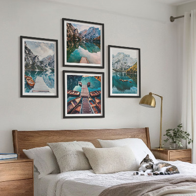 Tavelvägg ovanför soffa Sjö, broar, berg