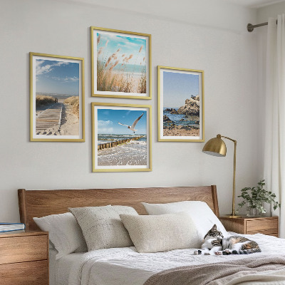 Tavelvägg ovanför soffa Strandens trästig klippor