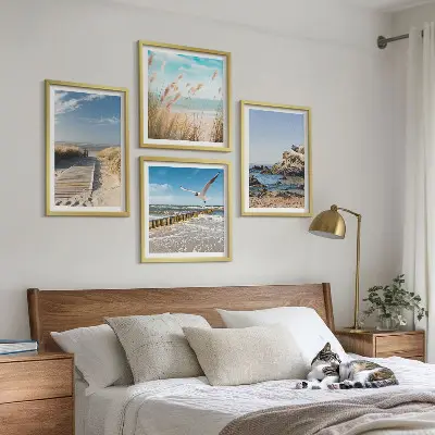 Tavelvägg ovanför soffa strandens trästig med klippor