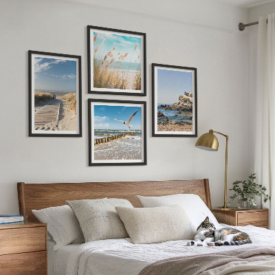 Tavelvägg ovanför soffa Strandens trästig klippor