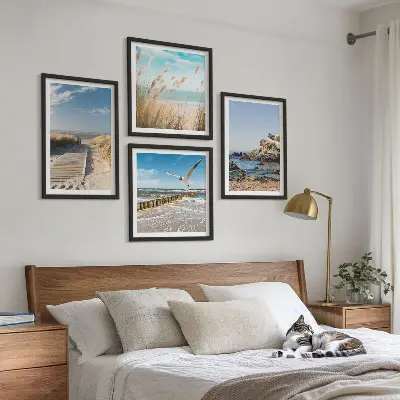 Tavelvägg ovanför soffa strandens trästig med klippor