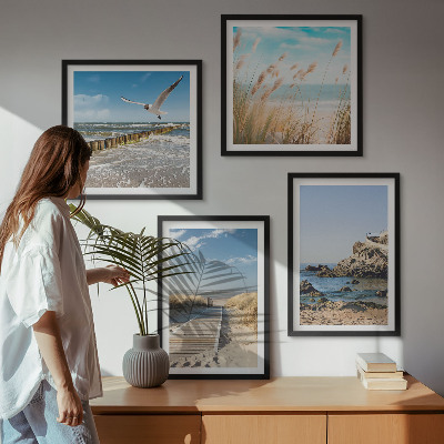 Tavelvägg ovanför soffa Strandens trästig klippor