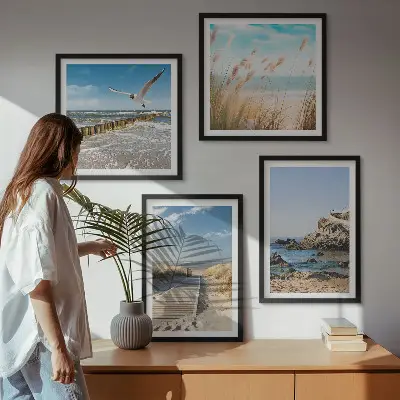 Tavelvägg ovanför soffa strandens trästig med klippor