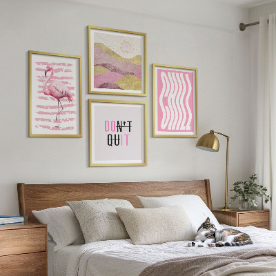 Tavelvägg ovanför soffa Rosa flamingo pastell bergslandskap
