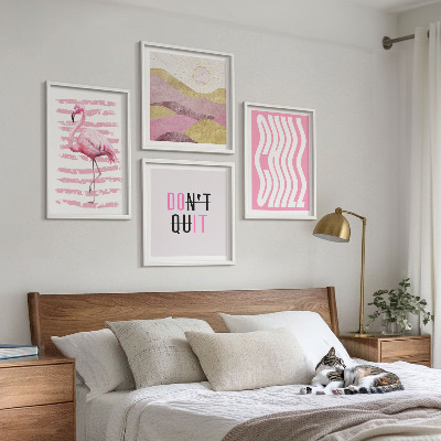 Tavelvägg ovanför soffa Rosa flamingo pastell bergslandskap