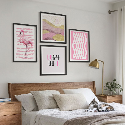 Tavelvägg ovanför soffa Rosa flamingo pastell bergslandskap