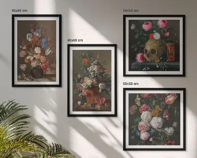 Tavelvägg ovanför soffa blommor i vaser