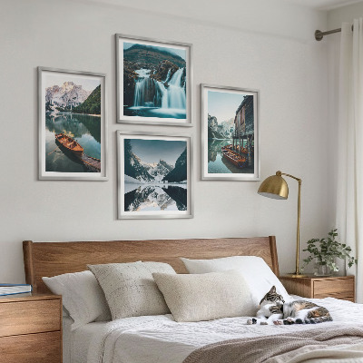 Tavelvägg med 4 tavlor Bergsjöar båtar reflektion