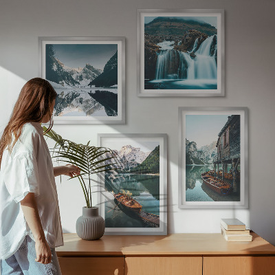 Tavelvägg med 4 tavlor Bergsjöar båtar reflektion