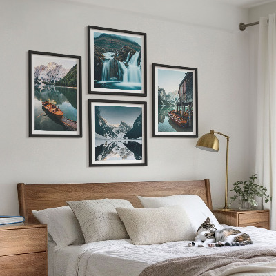 Tavelvägg med 4 tavlor Bergsjöar båtar reflektion
