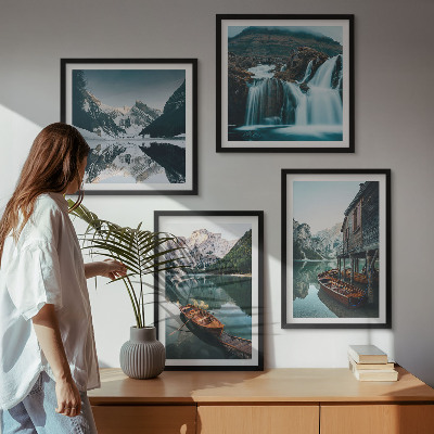 Tavelvägg med 4 tavlor Bergsjöar båtar reflektion