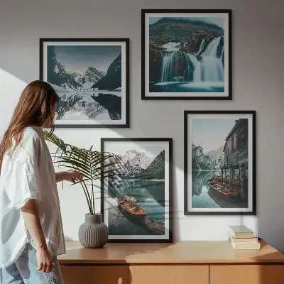 Tavelvägg med 4 tavlor med motiv av bergsjöar och båtar med reflektion