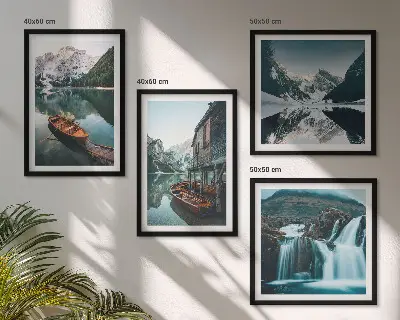 Tavelvägg med 4 tavlor med motiv av bergsjöar och båtar med reflektion