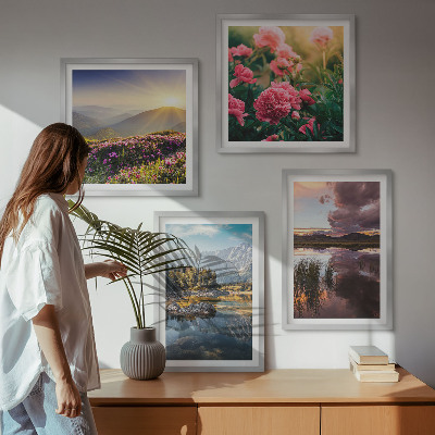 Tavelvägg ovanför soffa Blommor trädgård berg äng vatten