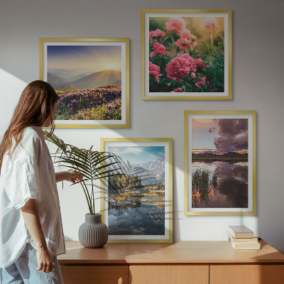 Tavelvägg ovanför soffa Blommor trädgård berg äng vatten