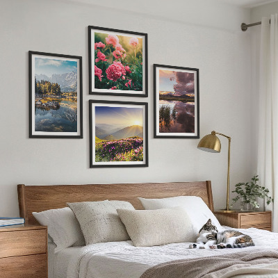 Tavelvägg ovanför soffa Blommor trädgård berg äng vatten