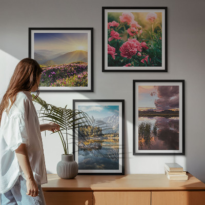 Tavelvägg ovanför soffa Blommor trädgård berg äng vatten