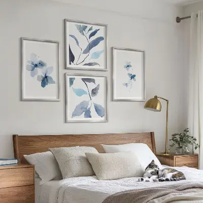 Tavelvägg med motiv av blå blommor minimalistisk stil för placering ovanför soffa