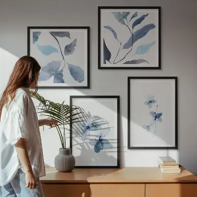 Tavelvägg med motiv av blå blommor minimalistisk stil för placering ovanför soffa