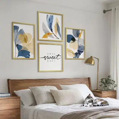 Akvarell med växtmotiv tavelvägg ovanför soffa