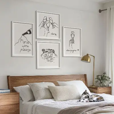 Tavelvägg med motiv av champagne glädjefyllda stunder ovanför soffan